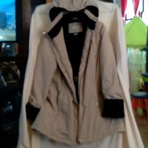 Like new, hooded winter coat w/velour lining